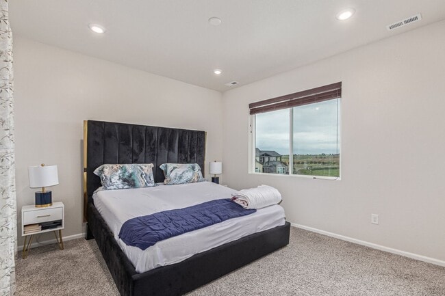 Building Photo - Immaculate, Well-Maintained 3 bed/3.5 Bath...