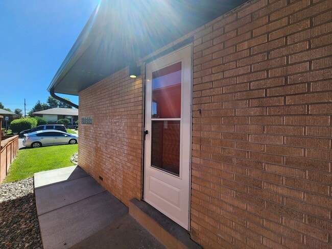 Building Photo - Remodeled 2 Bedroom in Denver! Great Locat...