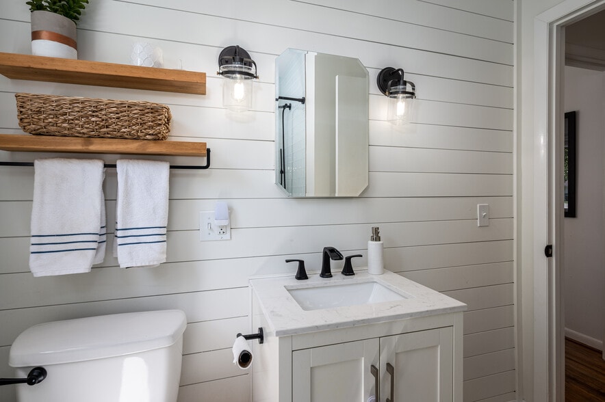 Building Photo - 582 Whispering Hills Dr