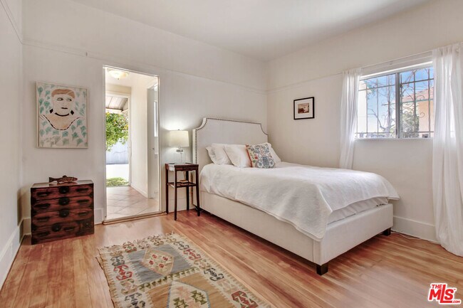 Building Photo - 1246 W 48th St