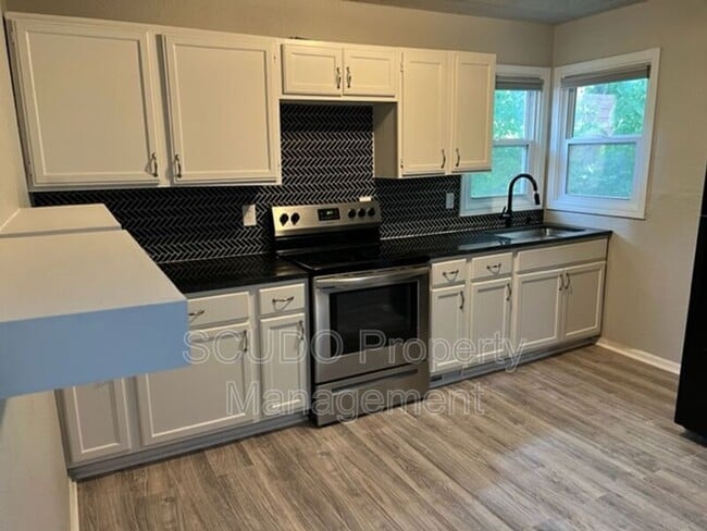 Building Photo - 623 N Highland Dr