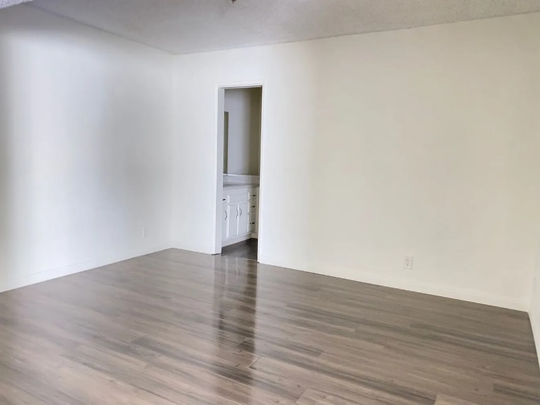 Building Photo - 310 S Clark Dr