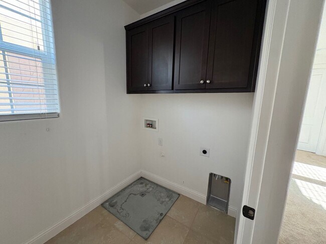 Building Photo - Large 5 bedroom home with loft.  Featuring 2 primary bedrooms