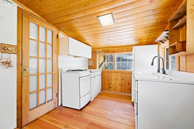 Building Photo - 2299 S Beaver Creek Rd