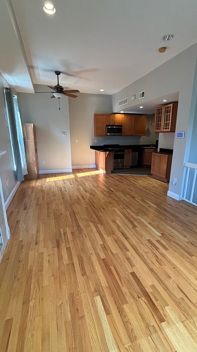 Building Photo - 1915 Senate St