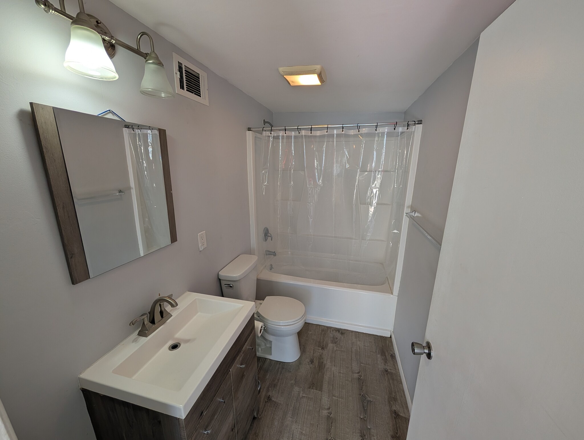 Building Photo - 8912 Bellehaven Ave NE