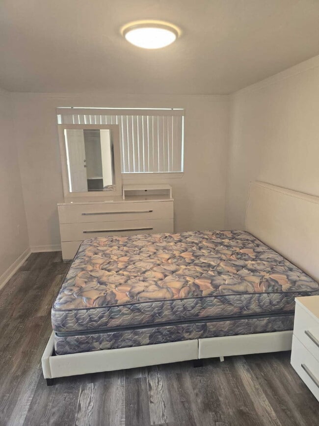 Building Photo - Beautiful remodeled Studio/efficiency in Hudson, FL