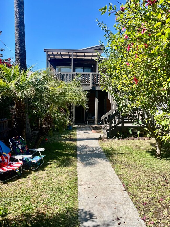 Building Photo - Bright 1.5 bed / 1 bath upstairs apartment...