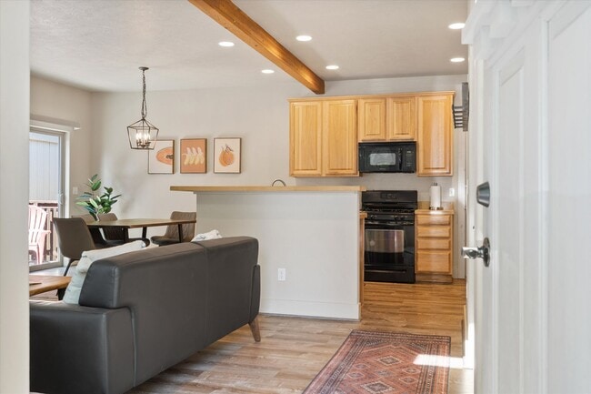 Building Photo - Charming, Furnished 3 bedroom Home w/ Garage