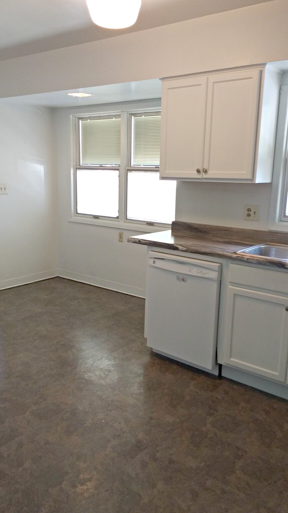 The eating area overlooks the front yard. - 1624 elmhurst ave