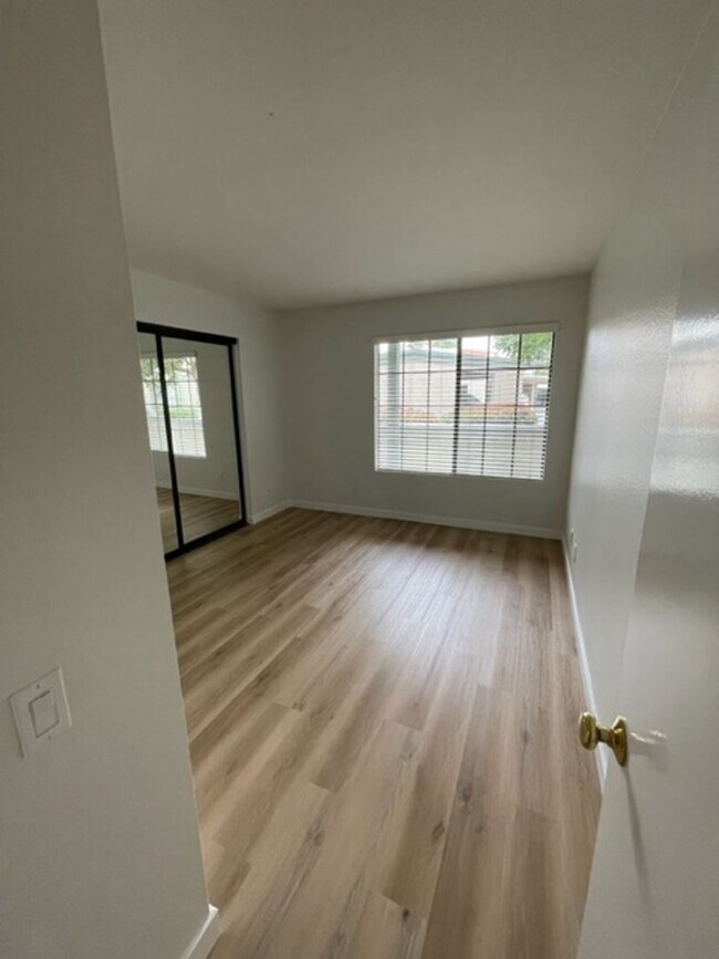 Building Photo - Large 2 Bedroom, 2 Bath Condo with 2 Parking and Community Pool