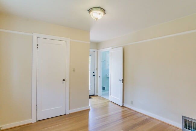 Building Photo - 5bd/4ba Seattle Home