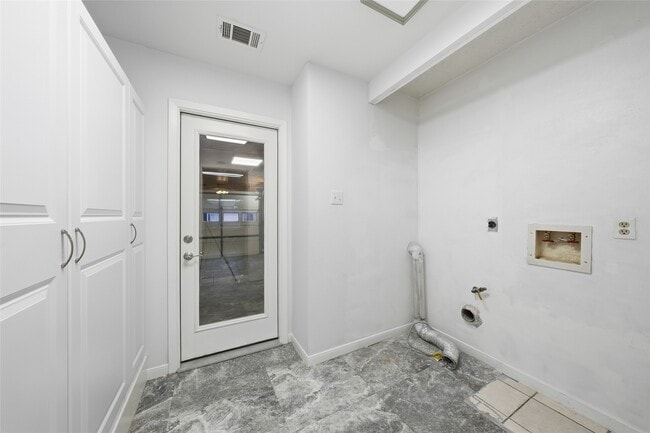 Building Photo - 18602 Lippizaner Dr