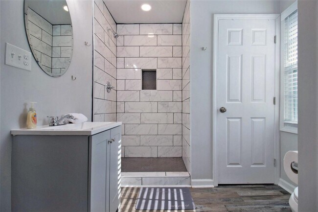 Building Photo - 213 Claire Dr SE