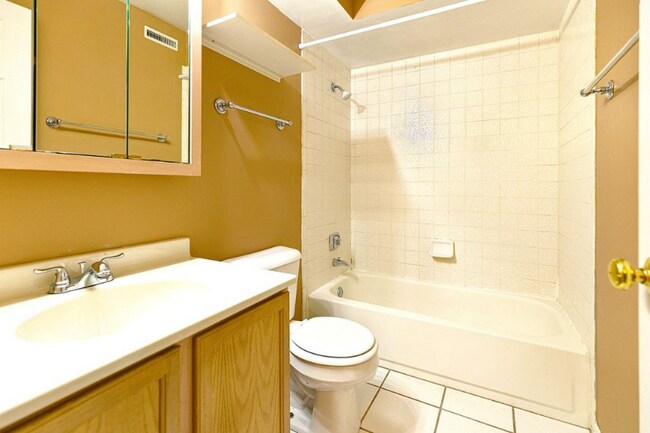 Building Photo - 219 W Ct of Shorewood