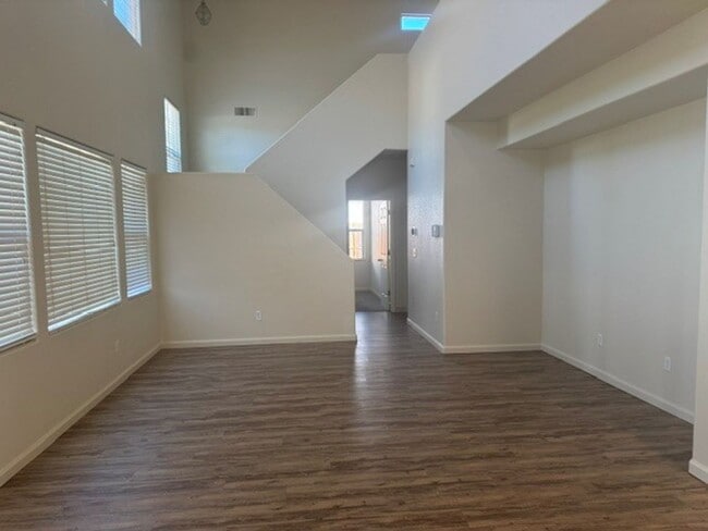 Building Photo - 4 Bedroom 3 Bath Two Story Home, New Flooring, New Interior Paint