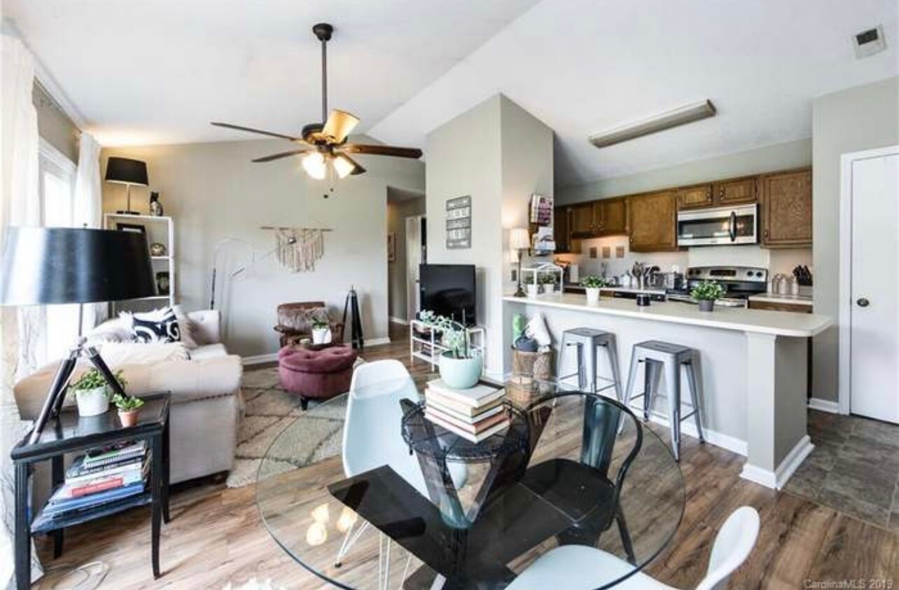 Building Photo - 6145 Meadow Rose Ln Apt K