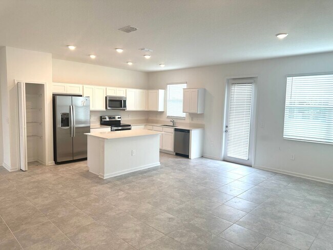 Building Photo - Champions Pointe 3 bed 2.5 bath Town home ...