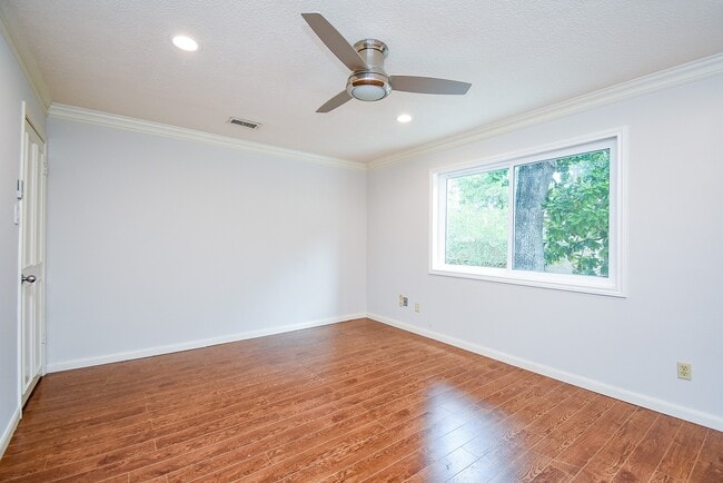 Building Photo - 201 Vanderpool Ln