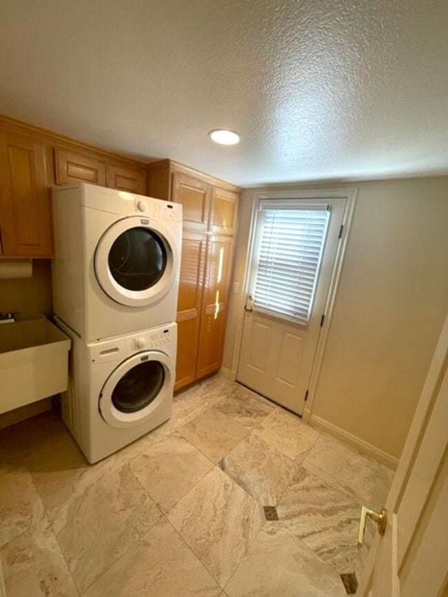 Building Photo - 526 Trailridge Dr