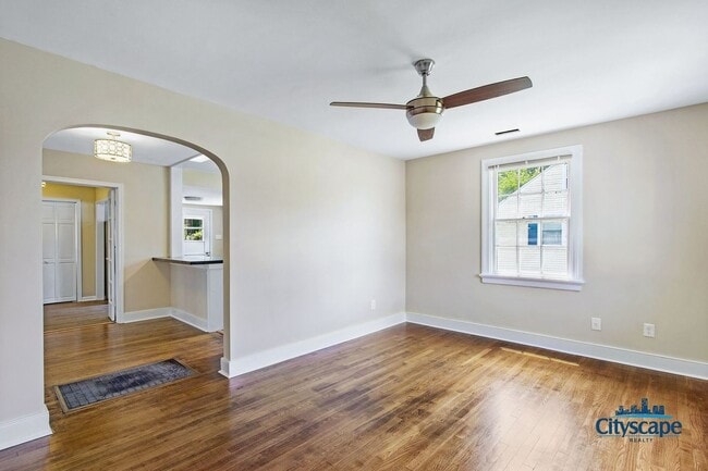 Building Photo - ADORABLE RENOVATED COTTAGE IN SANDSTON