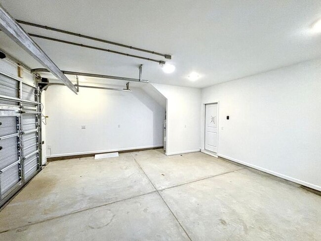Building Photo - 4-Bedroom Home with Scenic Views and Conve...
