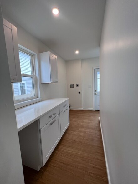 laundry room off kitchen - 206 S Chestnut St