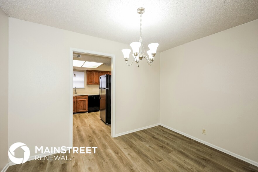 Building Photo - 2755 Knoll Tree St