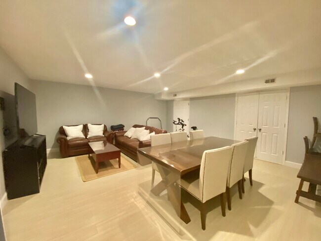 Building Photo - 14 Windsor Rd