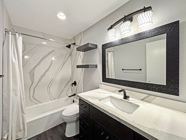 Building Photo - Stunning 2BD/2BA Condo in Bankers Hill W/ ...