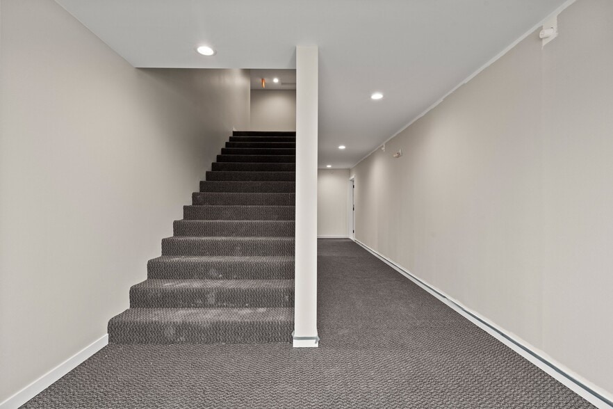 Building Photo - 7036 Crosvik Ct