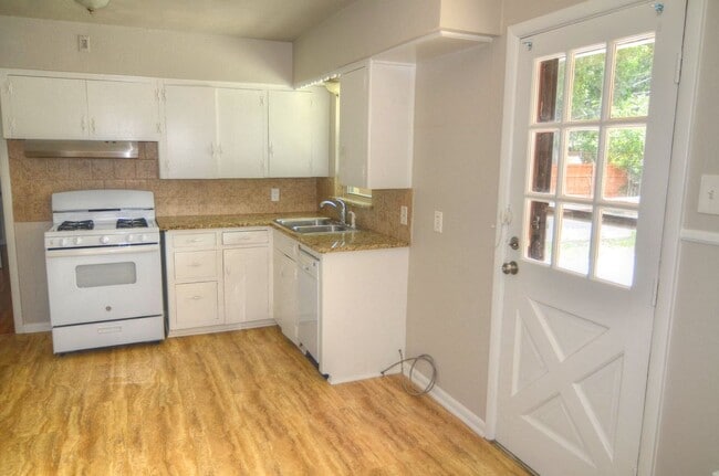 Building Photo - 2434 Dunloe Dr