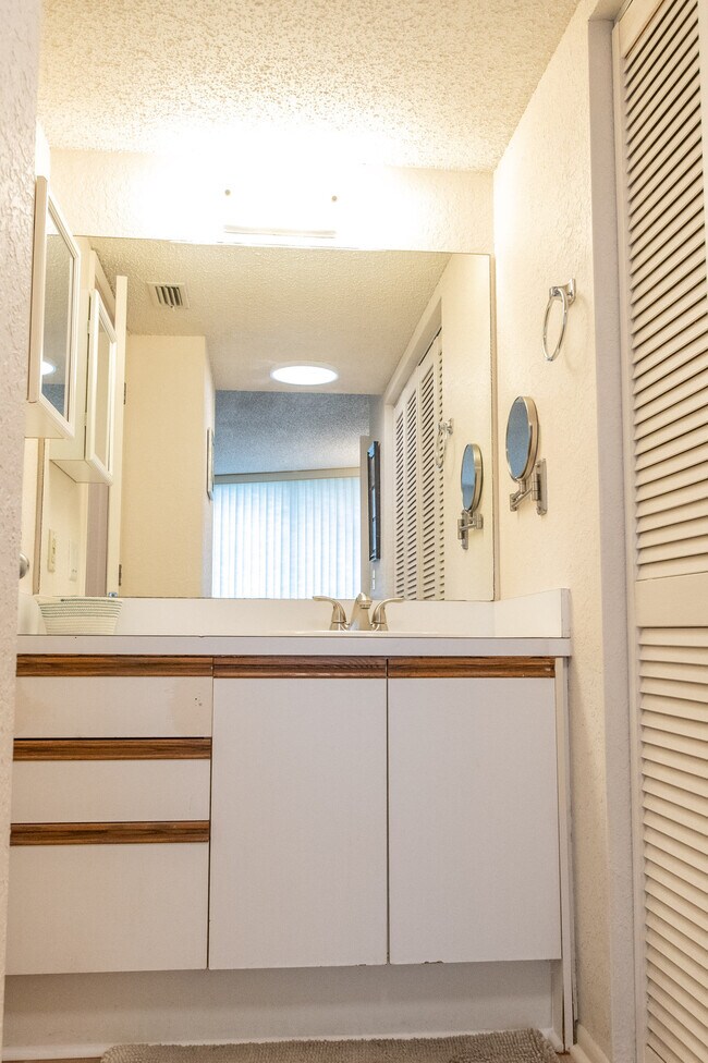 Building Photo - 1000 Cove Cay Dr