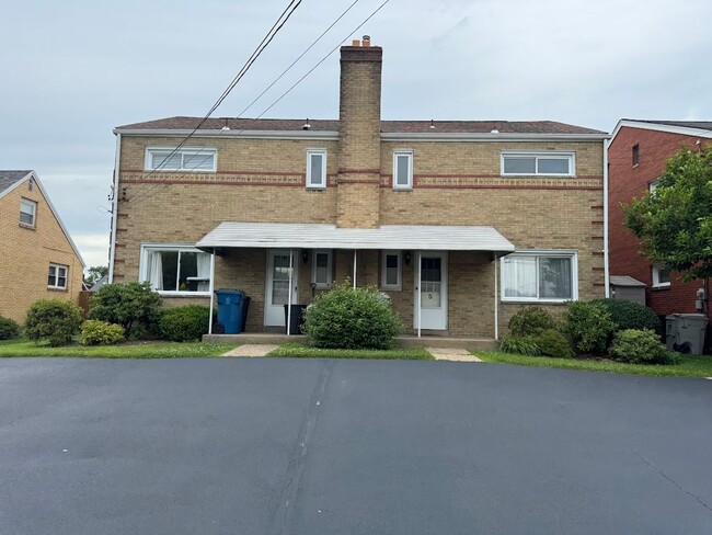 Building Photo - 3-Bedroom Townhome with Central AC