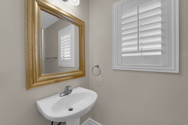Building Photo - Beautiful Two bedroom 2 1/2 bath