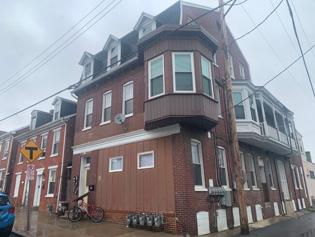 Building Photo - Top Floor, Renovated 1 Bedroom Apartment-York City SD