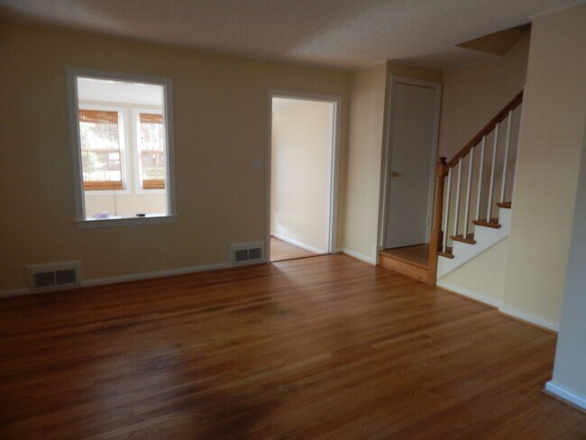 Building Photo - NICELY UPDATED DUPLEX NEAR METRO