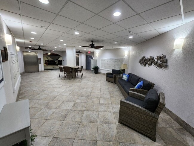 Building Photo - Fully Furnished Beautiful 2 Bedroom Seasca...