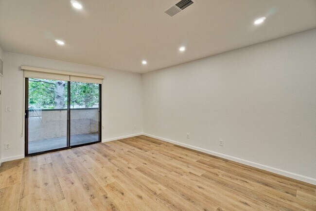Building Photo - Recently upgraded Condo in a highly desirable location in Sunnyvale.