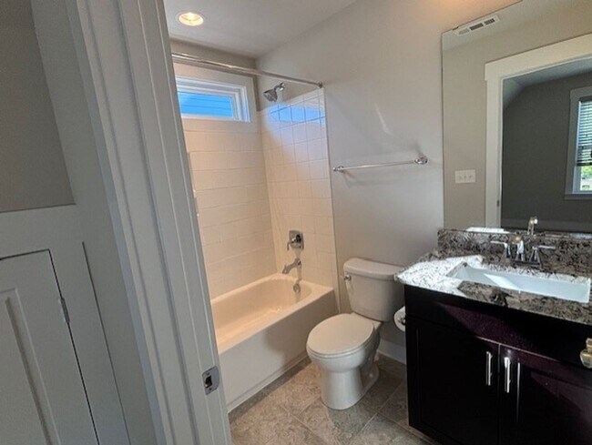 Building Photo - Stunning 5 Bed/4 Bath Home - Water View - ...