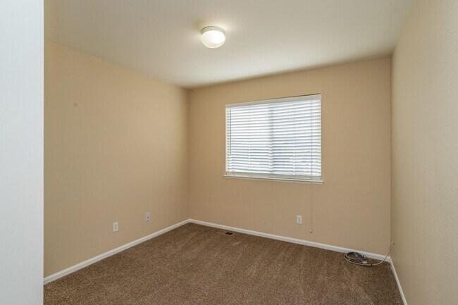 Building Photo - Well Maintained Home in Eastview Estates!