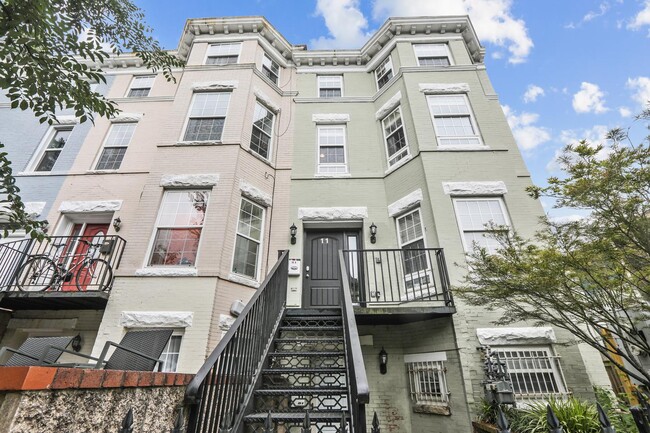 Building Photo - Gorgeous top-floor Eckington townhouse nea...