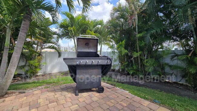 Building Photo - 4123 SW 21st Pl