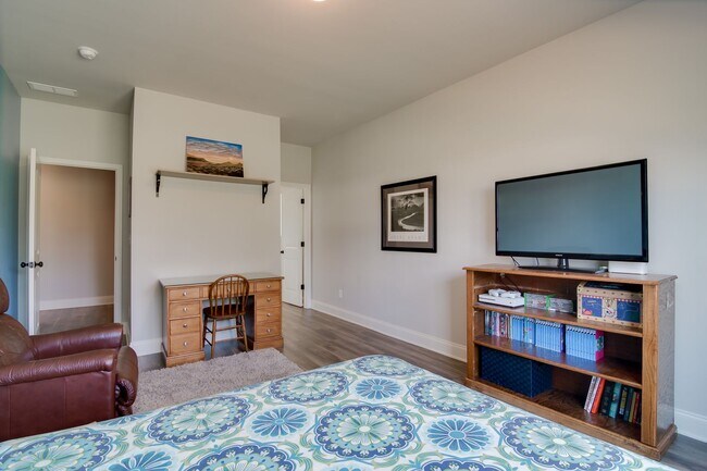 Building Photo - Available NOW MUST  see in McCoy's Creek