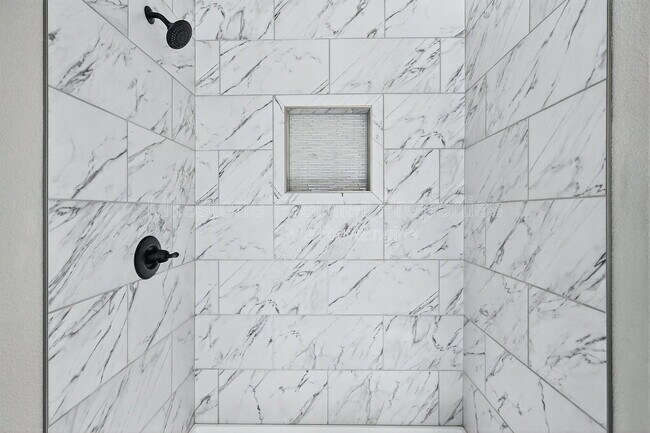 Building Photo - 320 W Bond St