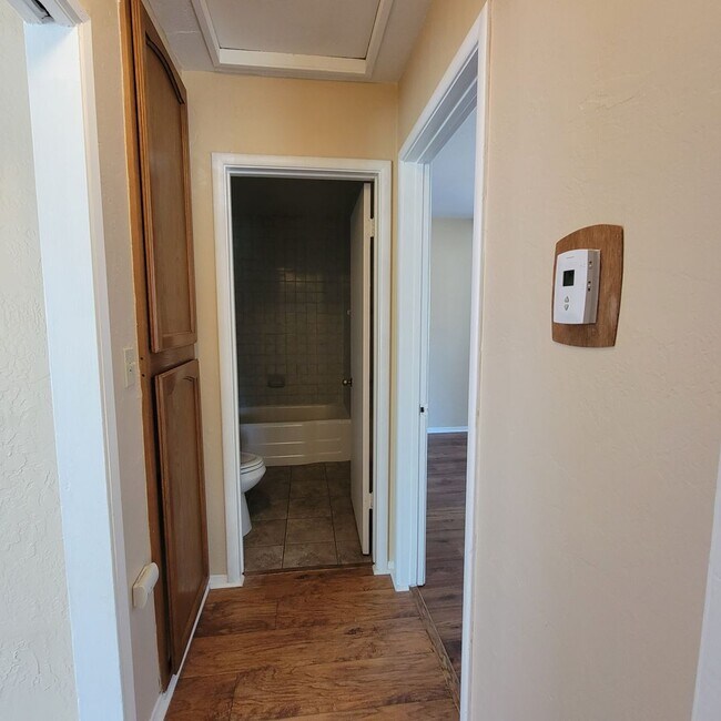 Building Photo - Adorable 2 bed 1.5 bath house with HUGE yard!!