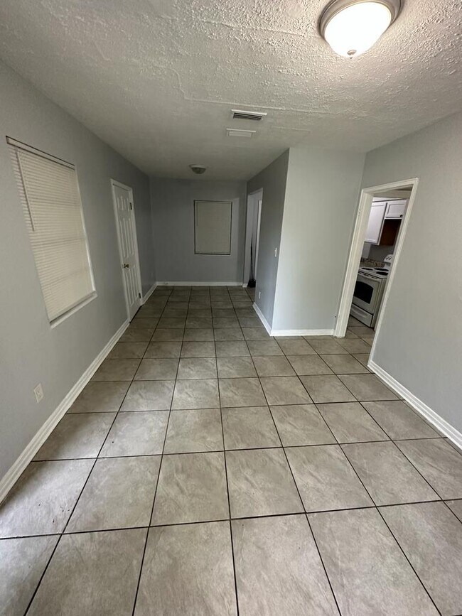 Building Photo - 3553 Centerhill Dr N