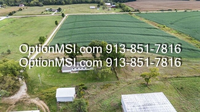Building Photo - Spacious and move in ready!
