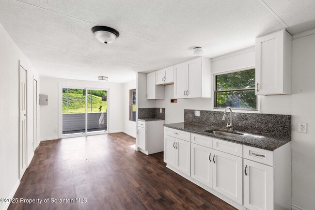 Building Photo - 720 Edgebrook Dr