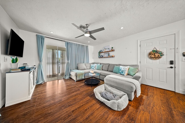 Building Photo - 197 SE Village Dr